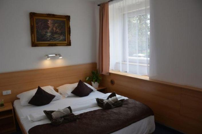 Hotel O.K. 1 แบโรน ภายนอก รูปภาพ