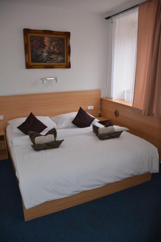 Hotel O.K. 1 แบโรน ภายนอก รูปภาพ