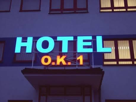Hotel O.K. 1 แบโรน ภายนอก รูปภาพ