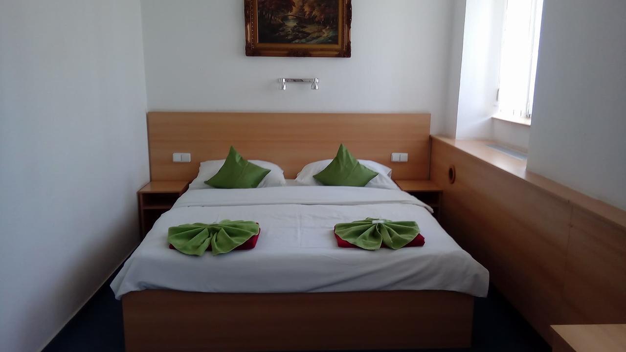 Hotel O.K. 1 แบโรน ภายนอก รูปภาพ